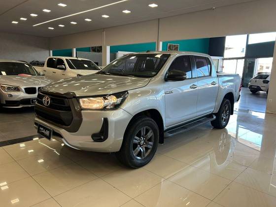 TOYOTA HILUX 2.8 D-4D TURBO DIESEL CD SR 4X4 AUTOMÁTICO